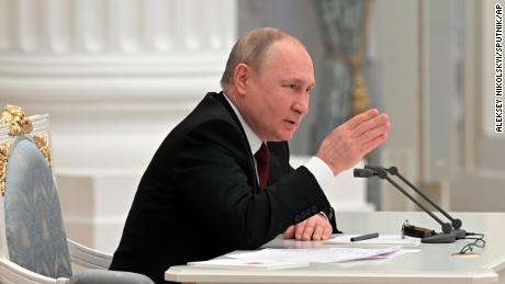 Putin, Ukrayna'nın doğusundaki ayrılıkçı bölgeleri tanıyarak krizin keskin bir şekilde tırmandığını gösteriyor