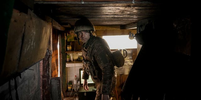 Ukraynalı bir asker, 19 Şubat 2022 Cumartesi, doğu Ukrayna'nın Luhansk bölgesindeki cephe hattı Krymsky köyü yakınlarındaki bir gözlem noktasında duruyor. 