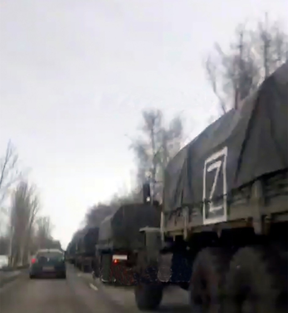 Rus askeri araçları bir "z" arabanın yanında.