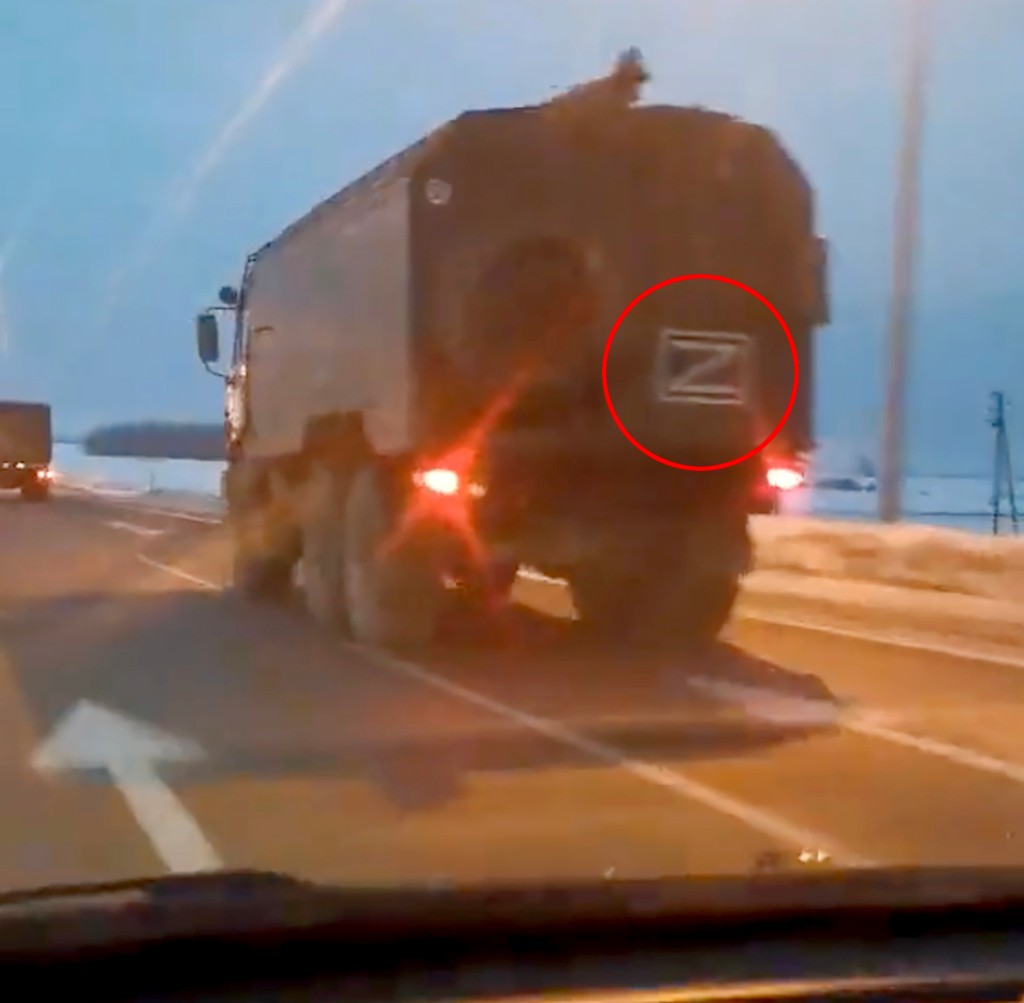 Rus Rosgvardia kuvvetleri Belgorod bölgesinde Z işaretiyle görülüyor.