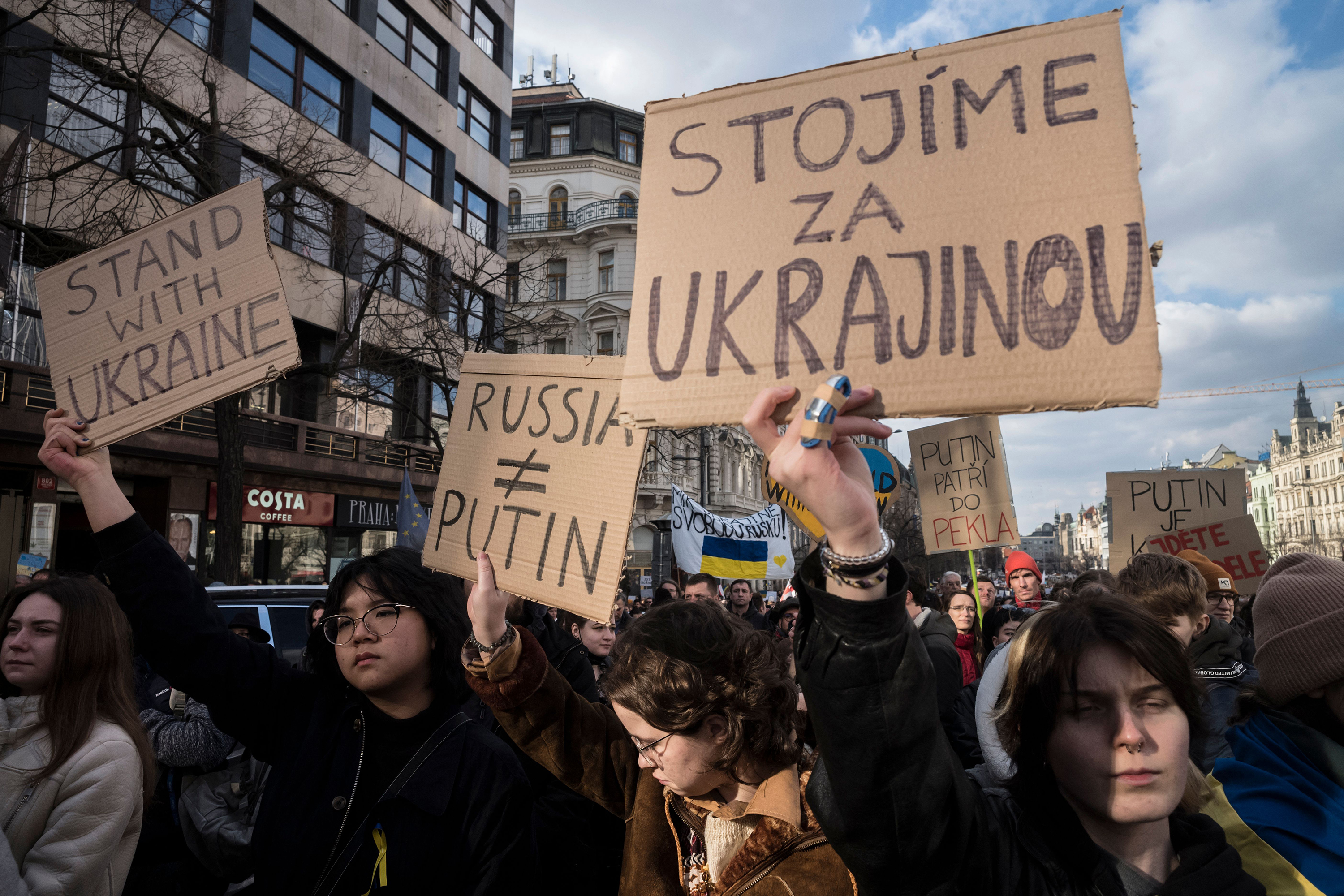 Göstericiler, Rusya'nın Ukrayna'yı işgaline karşı 27 Şubat'ta Çek Cumhuriyeti'nin Prag kentinde düzenlenen bir gösteriye katıldılar. 