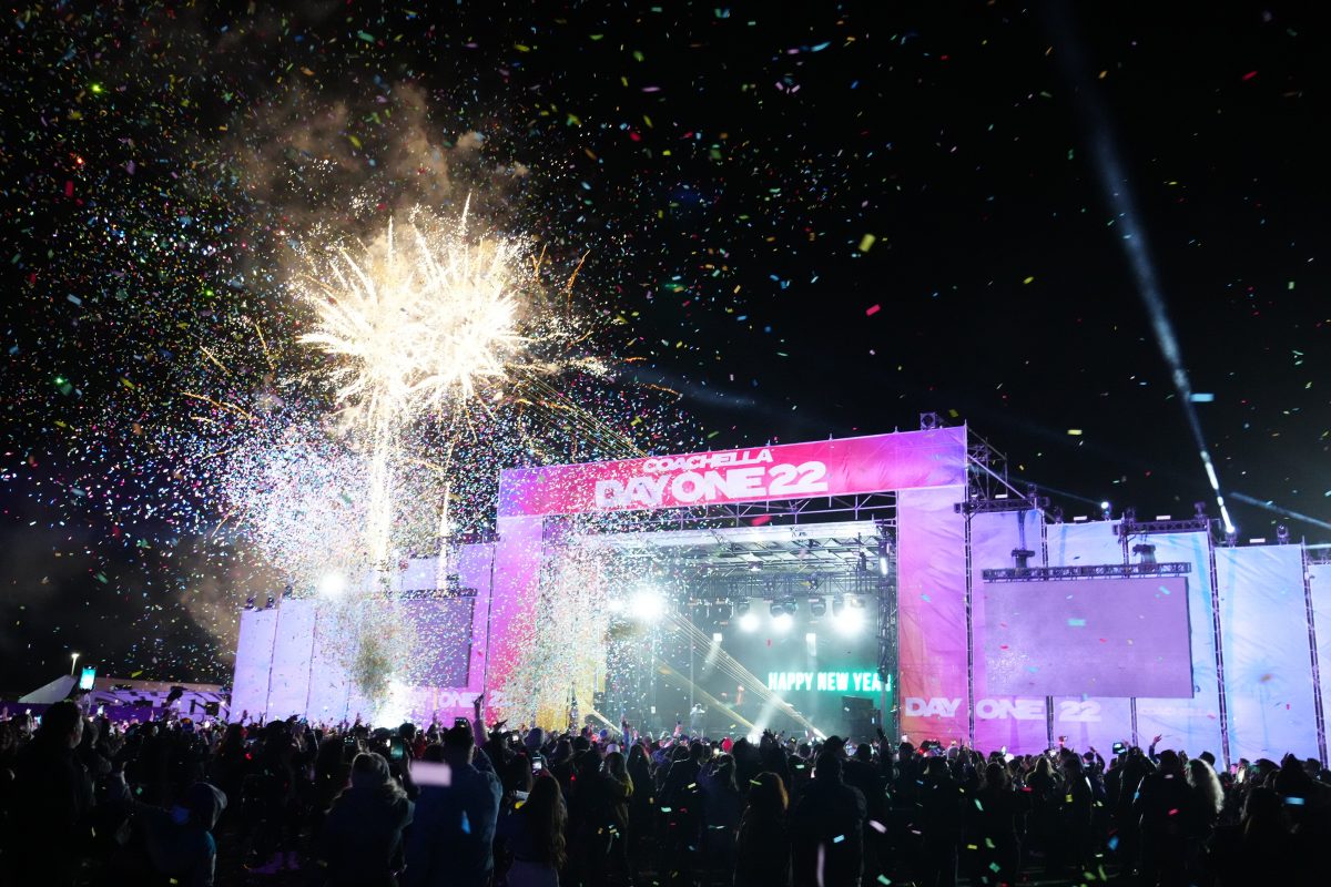 Drone Ball Show, Coachella Crossroads: DayOne22: A New Year's Eve Celebration'ın sunumu sırasında gece yarısı gerçekleşir.