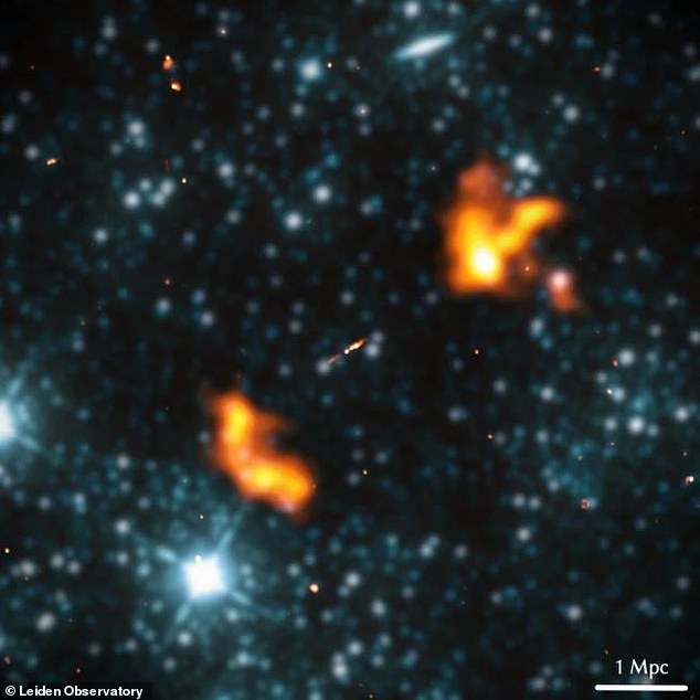 Gökbilimciler, Samanyolumuzun 153 katı büyüklüğünde, bilinen en büyük galaksiyi keşfettiler.  Alcyoneus adlı galaksi (resimde), Dünya'dan yaklaşık 3 milyar ışıkyılı uzaklıkta ve yaklaşık 16.3 milyon ışıkyılı uzunluğundadır.