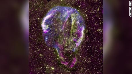 Samanyolu'ndaki Kuğu halkası süpernova kalıntısının bir radyo (mor), UV (sarı) ve X-ışını (mavi) görüntüsü gösterilmektedir. 
