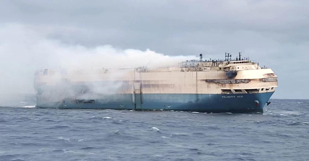 İtfaiyeciler Azor Adaları açıklarında lüks bir motorlu gemideki alevleri söndürmek için mücadele ediyor