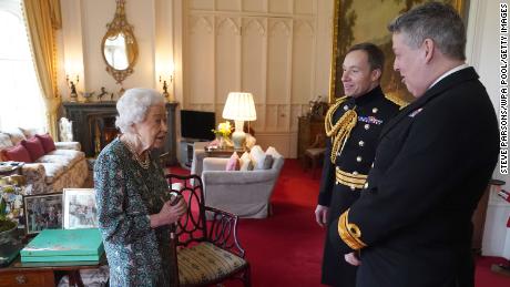 Kraliçe II. Elizabeth, 16 Şubat'ta Windsor Kalesi'ndeki Oak Room'da Amiral James MacLeod ve Tümgeneral Eldon Millar (sağda) ile konuşuyor. 