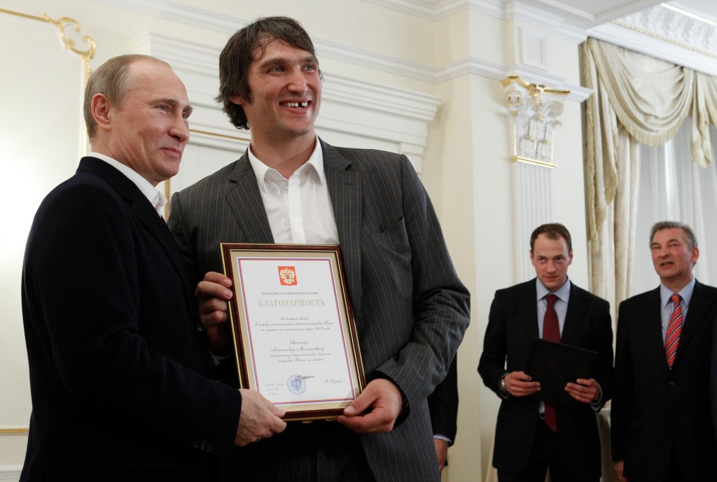 Alex Ovechkin (sağda) Vladimir Putin (solda) ile uzun bir ilişkiye sahiptir. 