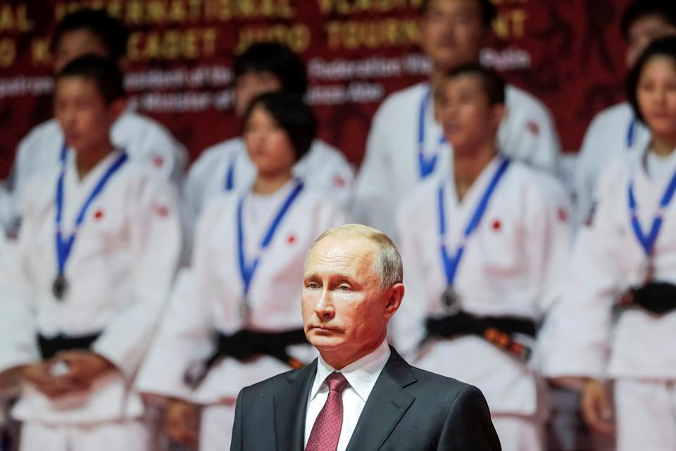 Rusya Devlet Başkanı Vladimir Putin, 12 Eylül 2018'de Rusya'nın Vladivostok kentinde düzenlenen Doğu Ekonomik Forumu'nun oturum aralarında düzenlenen uluslararası bir judo turnuvasının kazananları için düzenlenen ödül törenine katıldı. Mikhail Metzel / TASS Ev Sahibi Fotoğraf Ajansı / REUTERS aracılığıyla Havuz