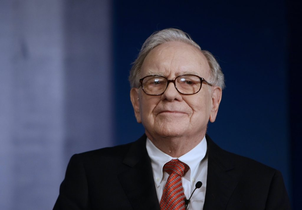Warren Buffett yıllık konuşmasında Apple'ı holding değerini artıran "Dört Dev"den biri olarak tanımlıyor