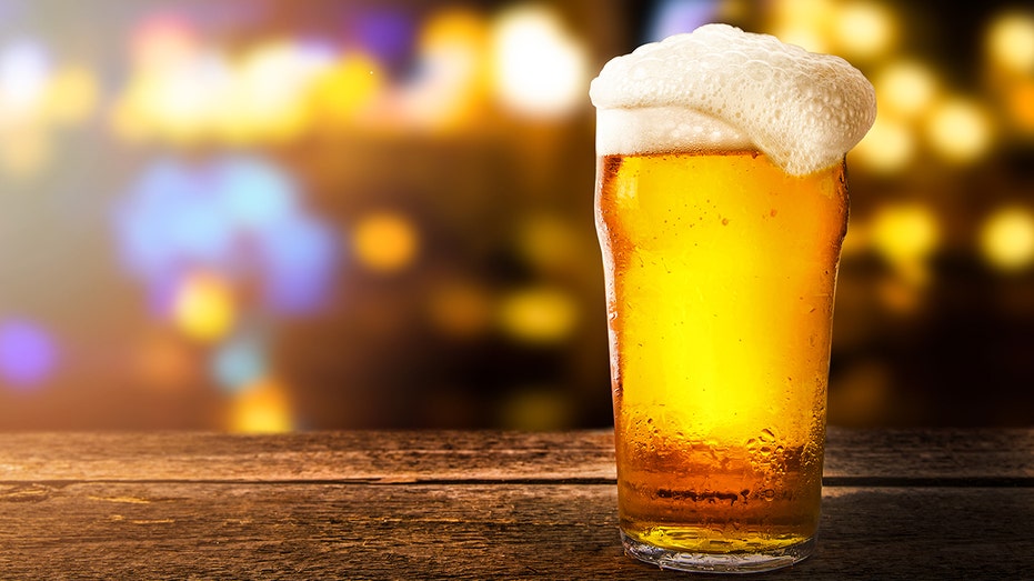 Bulanık arka planda bir barda bir masada bir bardak bira