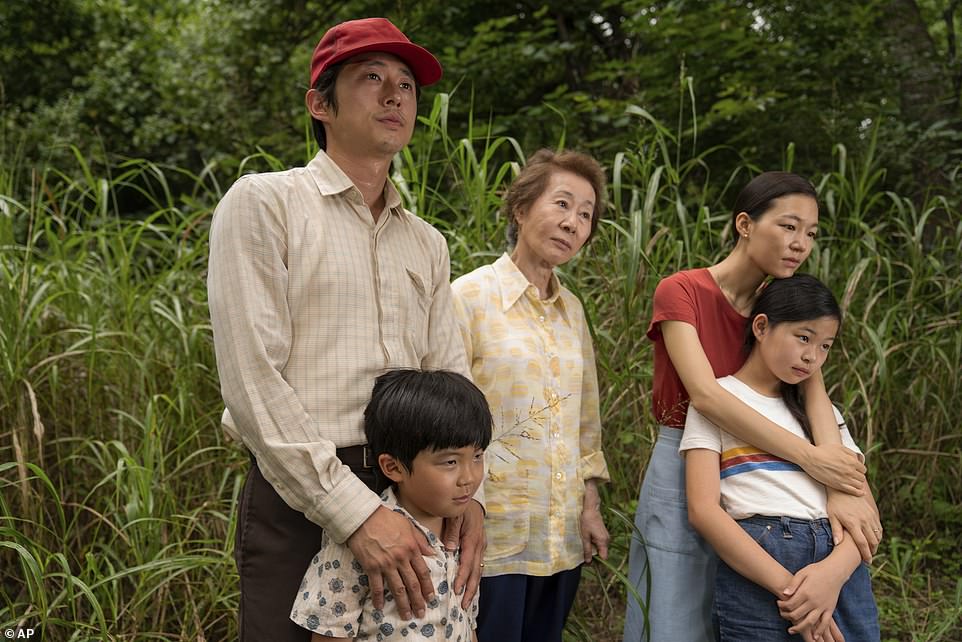 American Breakup: Minari'de, ABD'ye taşındıktan sonra düşük ücretli çiftlik işlerinde çalışmaya zorlandıktan sonra kendi çiftliğini kurmayı hayal eden Koreli bir göçmenin annesi olarak genç yıldızlar.