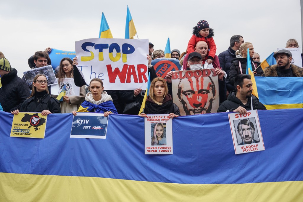 Göstericiler, İstanbul'daki Rus saldırganlığına karşı bir gösteri sırasında Ukrayna'nın pankartlarını ve bayraklarını kaldırıyor.