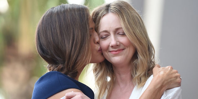 Jennifer Garner, solda, 20 Ağustos 2018'de Hollywood, California'da düzenlenen Hollywood 0 Walk of Fame'de Garner bir yıldız alırken diğer aktris Judy Greer'i öpüyor.