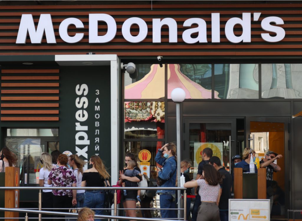 McDonald's, Restoranın Kapanmasına Rağmen Ukrayna'daki İşçilerine Hâlâ Ödeme Yapıyor - Bunu Yemeyin