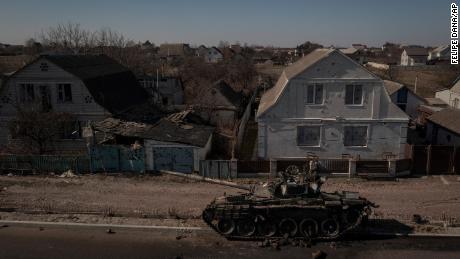 10 Mart 2022 Perşembe, Ukrayna, Kiev'in kuzeyindeki Brovary yakınlarındaki bir ana yol üzerinde Ukrayna ve Rus güçleri arasındaki savaşların ardından bir sokakta yıkılan bir tank oturuyor.