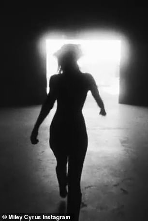 Hızlı tempolu teaser, karanlık bir odadan aydınlık bir kapıya doğru yürürken, tüm vücut çekimleriyle şarkıcının birkaç yakın çekimini içeriyordu.