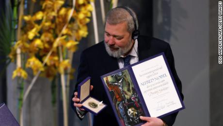Nobel Barış Ödülü sahibi Dmitriy Muratov, 10 Aralık 2021'de Oslo'da düzenlenen ödül töreninde. 