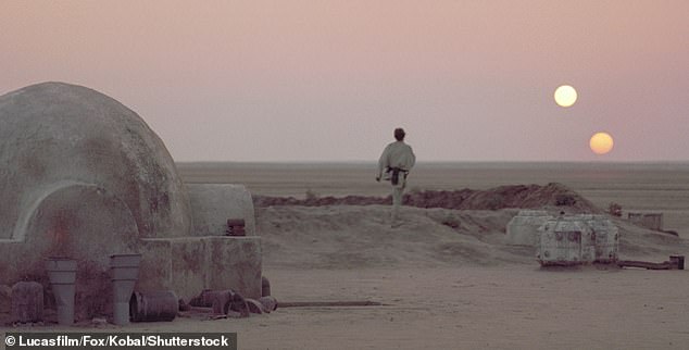 1977 yapımı Star Wars filmindeki (resimde) Tatooine gibi bazı dış gezegenler aynı anda iki yıldızın yörüngesinde dönüyor.