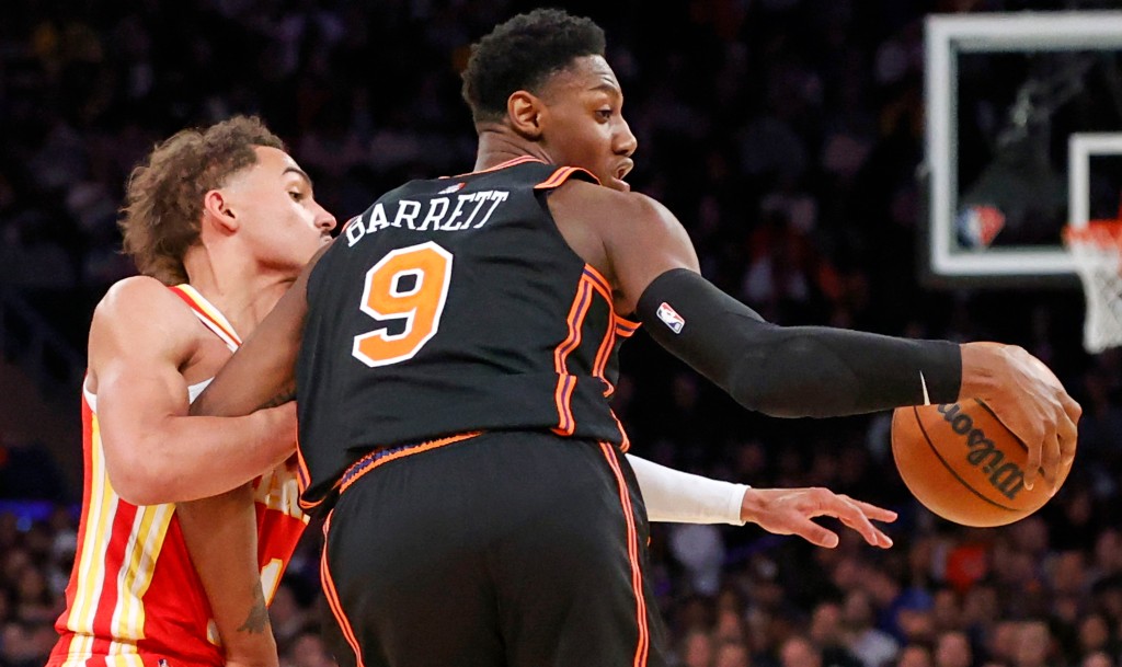 30 sayı atan RJ Barrett, Knicks kaybı sırasında Trae Young'a bir hamle yapıyor.