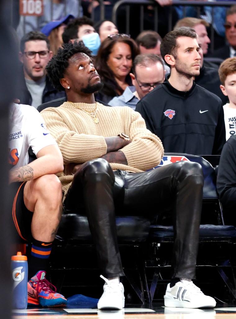 Ağrılı bir sağ kuadriseps tendonu nedeniyle oynamayan Julius Randle, Knicks'in kaybı sırasında görünüyor.