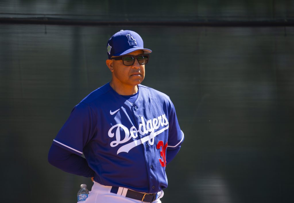 Dodgers, Dave Roberts'ı üç yıllık uzatmayla imzaladı