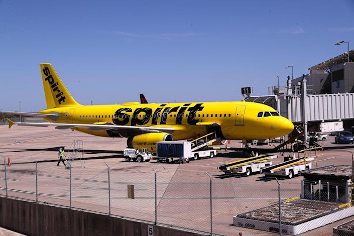 Pazartesi günü bir Spirit Airlines uçağı Austin-Bergstrom Uluslararası Havalimanı'ndaki bir kapıda indirildi.  Federal Ulaştırma Güvenliği İdaresi personeli, Pazar günü sabah 8'den önce yaklaşık 9.000 yolcuyu ve Pazartesi günü bu saatten önce yaklaşık 8.250 yolcuyu taşıdı.