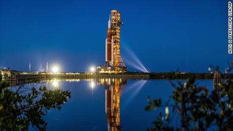 NASA dev Artemis I ay roketini fırlatma rampasına yuvarladı