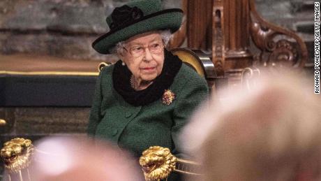 Tören, Kraliçe Elizabeth'in hastalandığından beri ilk kez kamuoyu önüne çıkması.