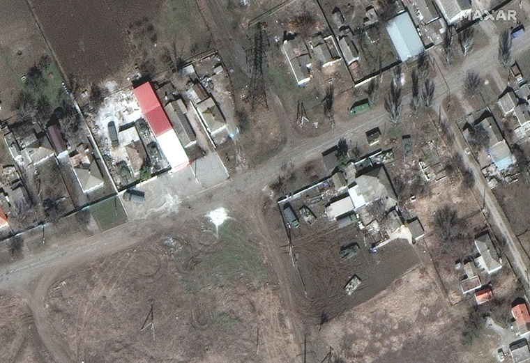 Rus askeri araçlarının Mariupol'un kuzeydoğusundaki evlerin hemen yanına park ettiği görüldü. 
