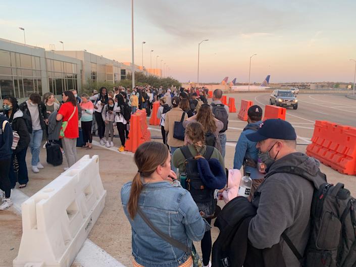Austin-Bergstrom Uluslararası Havalimanı'ndaki güvenlik hattı, Pazar sabahı terminalin dışından geçiyor.  Bazı yolcular saatlerce güvenlik kuyruklarında bekledi, uçuşlar kaçırıldı ve havalimanı, kısmen birkaç yüksek profilli spor etkinliğinin neden olduğu alışılmadık derecede yüksek yolcu trafiğini kaldıramadığı için hafta sonu alternatif düzenlemeler yapmak zorunda kaldı.