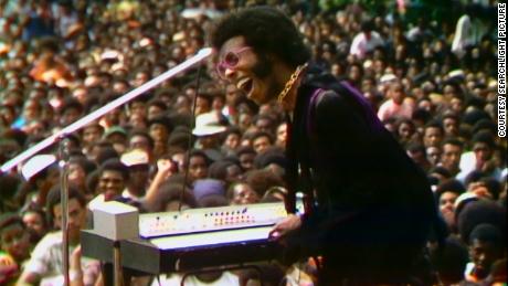 Sly Stone 1969'da Harlem Kültür Festivali'nde sahne aldı ve belgeselde yer aldı.  Ruhun Yazı.  & # 39;