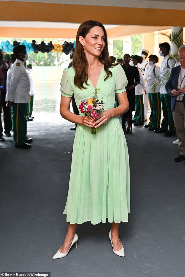 Cambridge Düşesi, Bahamalar'daki ilk nişanı için geldiğinde 350 sterlinlik pastel yeşil bir elbise seçtiğinde zarif bir figür çizdi.