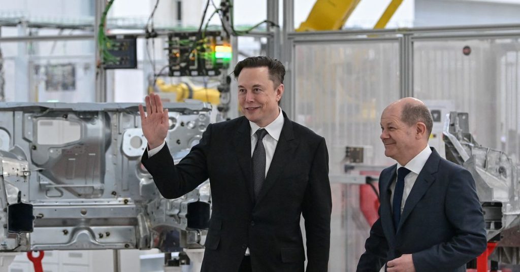 Dans Eden Musk, yeni Alman gigfactory'den ilk Tesla'ları sürücülere teslim ediyor