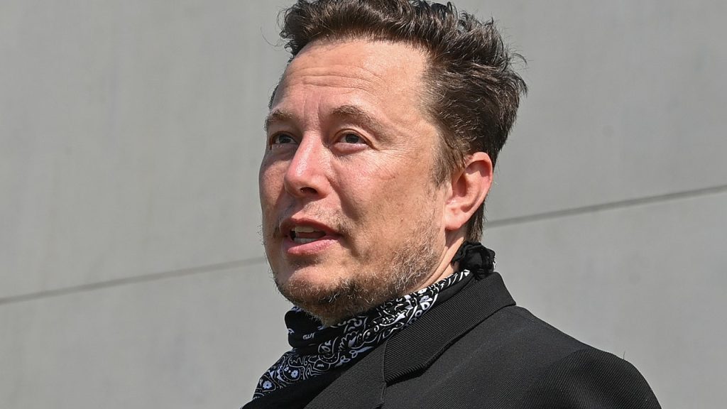 Elon Musk, yeni bir platforma ihtiyaç var mı diye soruyor.  Twitter'da ifade özgürlüğüne yönelik eleştirilerin ardından