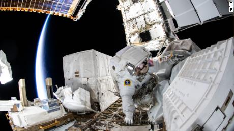 NASA astronotları, uzay istasyonu güç yükseltmeleri sağlamak için uzay yürüyüşleri yapıyor