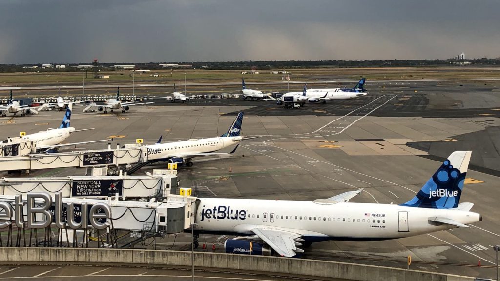 JetBlue, 700 kişiyi işe almak için yarışırken uçuş görevlilerini atamaları kabul etmeye çağırıyor