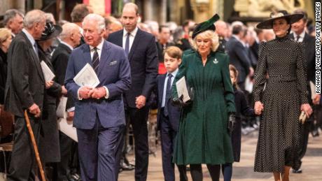 Törene Prens Charles, Cornwall Düşesi eşi Camilla ile Cambridge Düşesi Prens William ve Catherine ve çocukları ile katıldı.