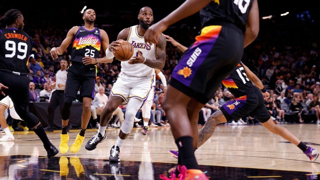 Lakers'tan LeBron James, NBA tarihinde 10.000 sayı, ribaund ve asist sayısına ulaşan ilk oyuncu oldu.