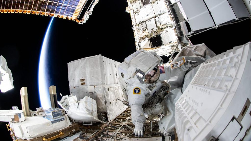 NASA astronotları, uzay istasyonu güç yükseltmeleri sağlamak için uzay yürüyüşleri yapıyor
