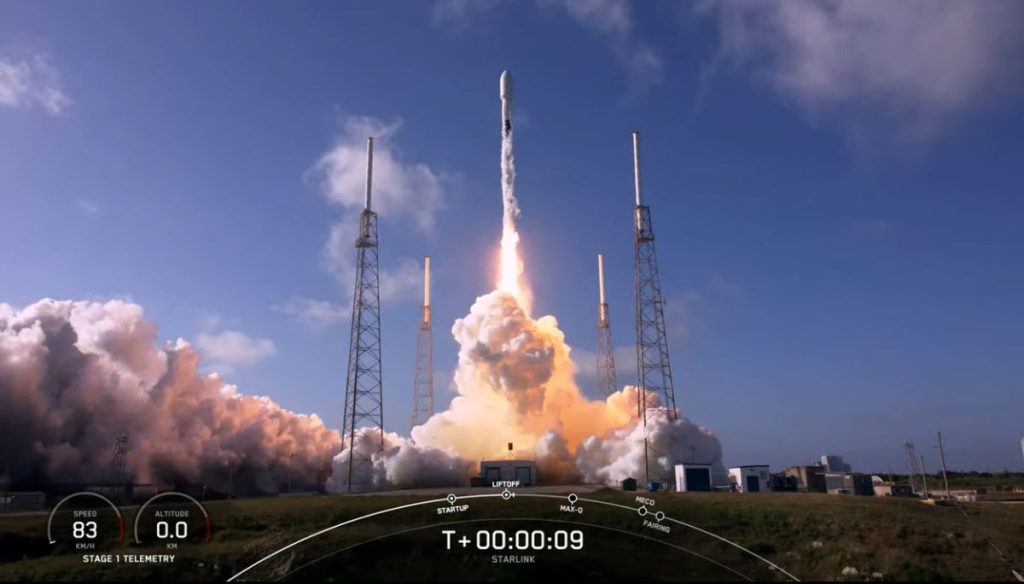 SpaceX, bir "Amerikan süpürgesi" üzerinde Starlink uydularını fırlattı ve bir füze denize indi