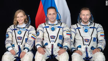 Rus mürettebat uzayda öncü filmi sardı ve güvenli bir şekilde Dünya'ya döndü