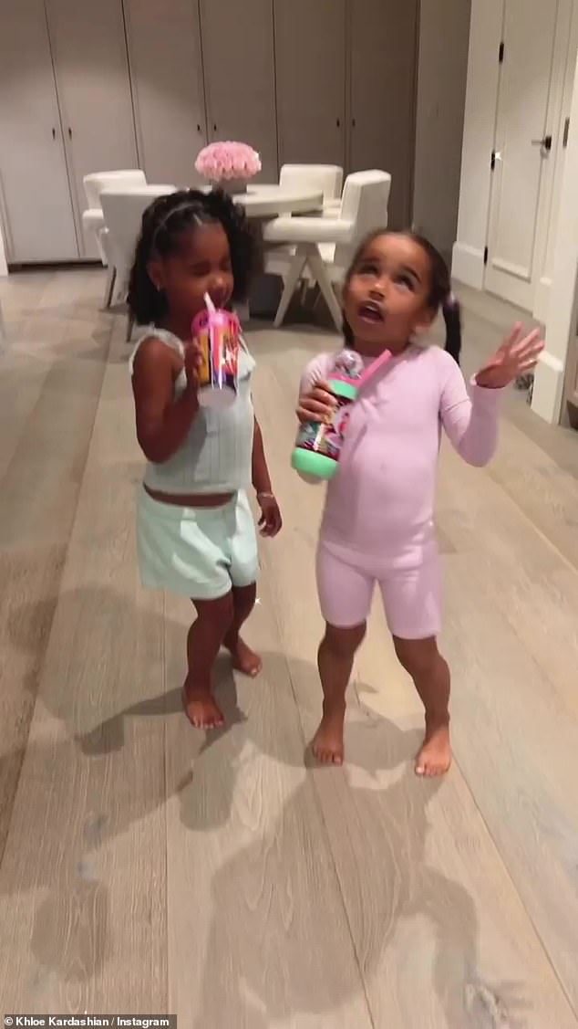 EN İYİ ARKADAŞLAR: Kızlar, yemek odasında hareket ederken pembe ve yeşil kupalarını mikrofon olarak kullanarak Barbie Girl'ün 1997 şarkısı Aqua's ile harika bir şarkı söylediler.