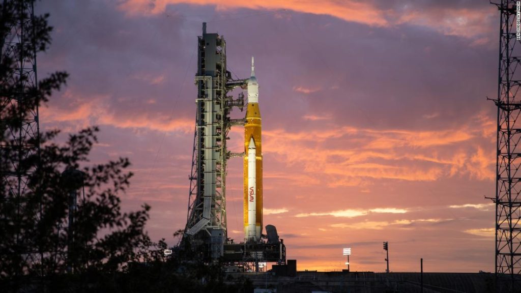 NASA'nın Artemis I devasa ay roketi testi ertelendi