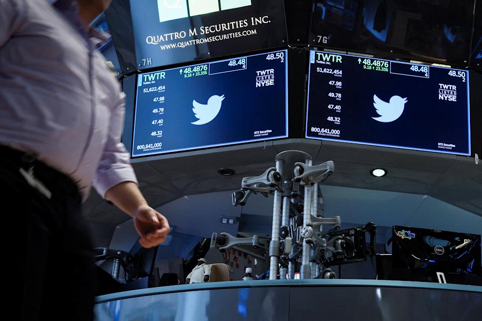 Ekranlar, 4 Nisan 2022, New York City, ABD'deki New York Menkul Kıymetler Borsası (NYSE) katında Twitter'ın alım satım bilgilerini gösteriyor. REUTERS/Brendan McDermid