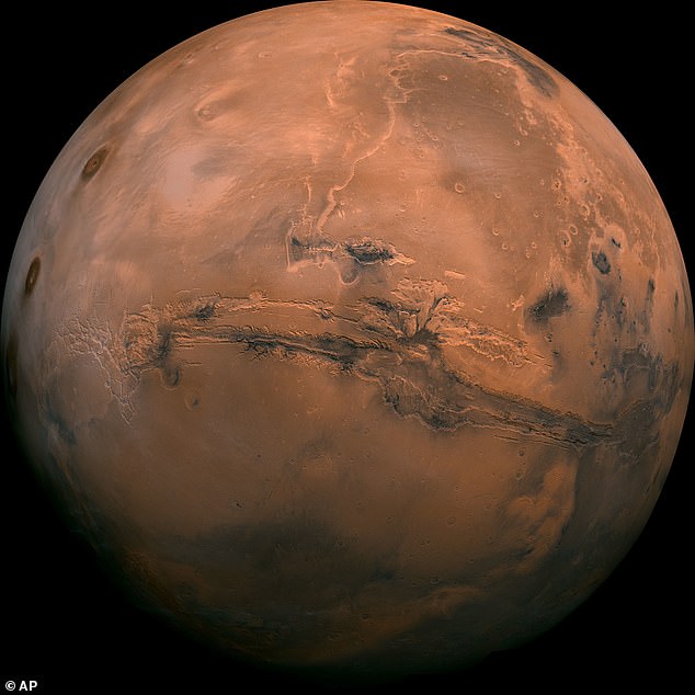 Kasım 2018'de gelişinden bu yana, InSight sondası, Mars'ın yörüngesinde dönen ve gezegenin yüzeyinde dolaşan çeşitli görevlerle çalıştı: Merak gezgini dahil