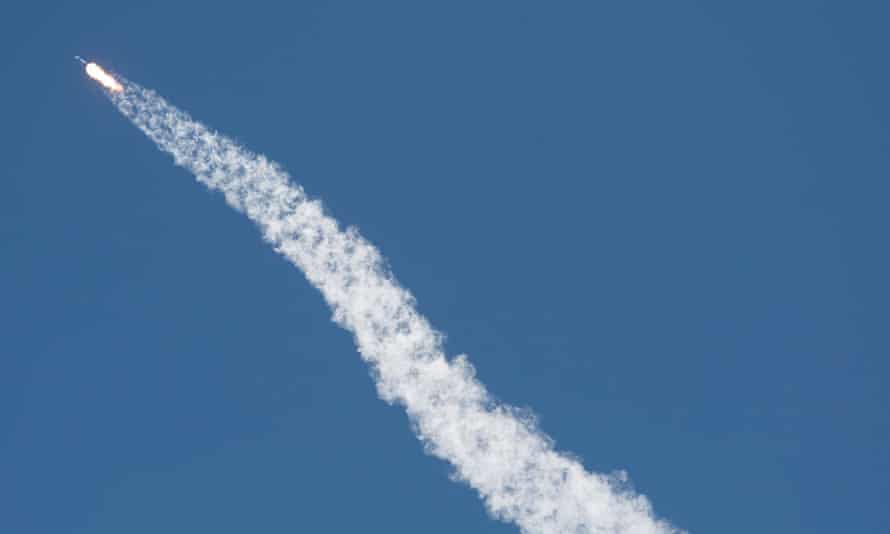 Uçuşta bir SpaceX füzesi