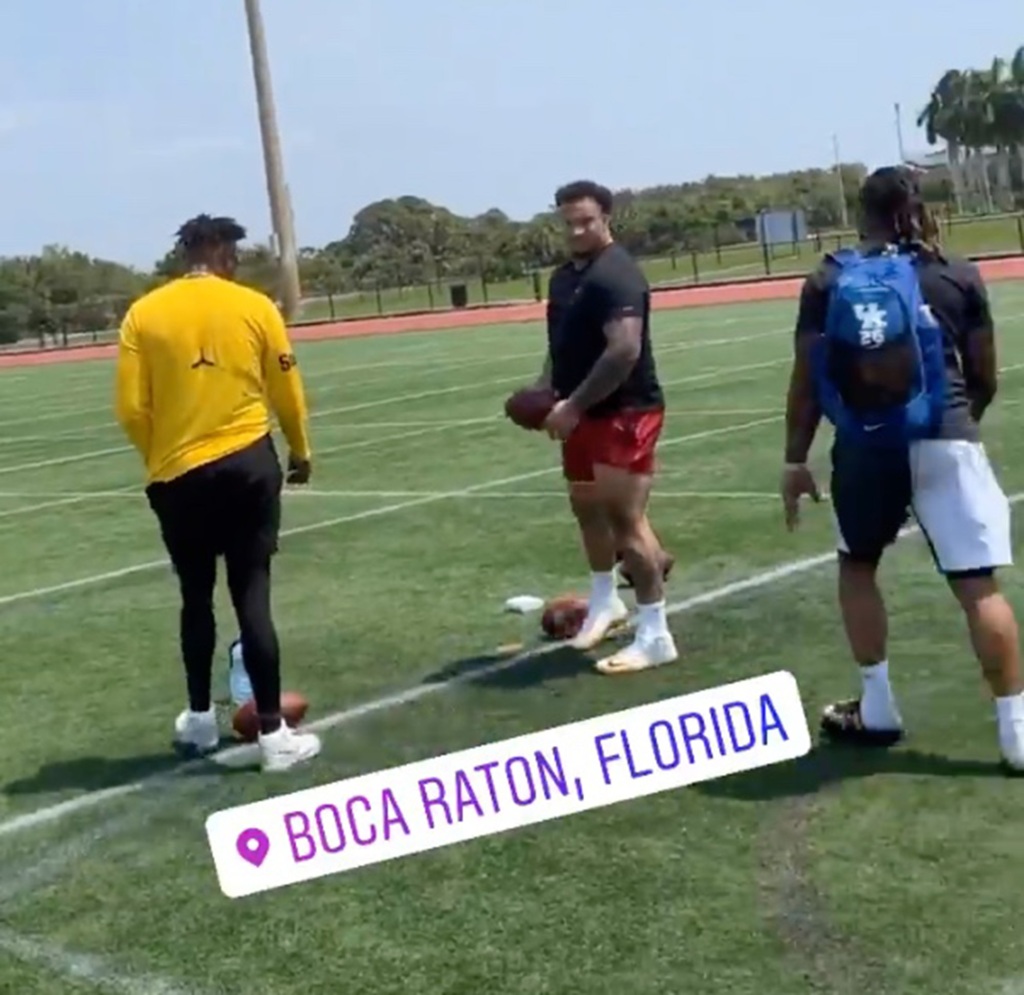 NFL Steelers QB Dwayne Haskins (sarı renkte), dün 8 Nisan 2022'de Florida'da antrenman yapan takım arkadaşı Nagy Harris tarafından çekilen bu Instagram videolarında fotoğraflandı. Survivor's Insta Story'de yayınlandı.