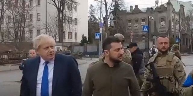 Solda, Birleşik Krallık Başbakanı ve Ukrayna Devlet Başkanı Volodymyr Zelensky, Kiev sokaklarında yürüyor. 