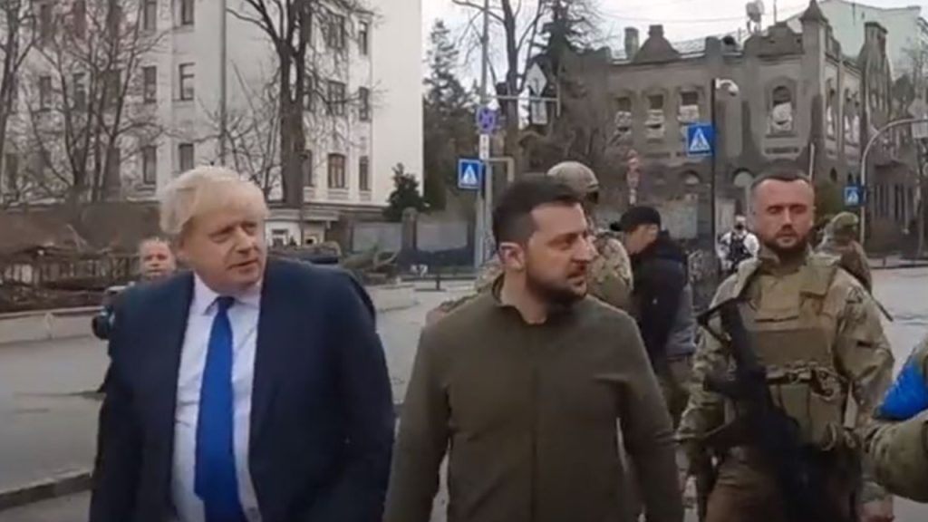 İngiltere'den Boris Johnson ve Ukrayna'dan Zelensky, Kiev sokaklarında meydan okurcasına yürürken görülüyor.
