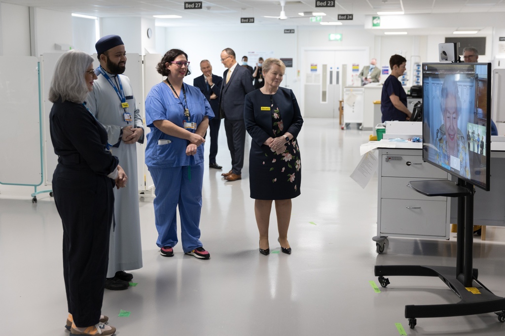 NHS personeli, hastanedeki Kraliçe Elizabeth biriminin açılışını anmak için görüntülü görüşme sırasında Kraliçe Elizabeth'i dinliyor.